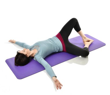 Anne Kadın Doğum sonrası egzersiz yaparken egzersiz. Kadın fitness jimnastik salonu iş dışarı egzersizleri ellerde ve germe