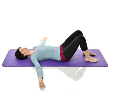 Anne Kadın Doğum sonrası egzersiz yaparken egzersiz. Kadın fitness jimnastik salonu iş dışarı egzersizleri ellerde ve germe