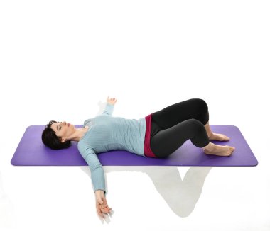 Anne Kadın Doğum sonrası egzersiz yaparken egzersiz. Kadın fitness jimnastik salonu iş dışarı egzersizleri ellerde ve germe