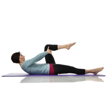 Anne Kadın Doğum sonrası egzersiz yaparken egzersiz. Kadın fitness jimnastik salonu iş dışarı egzersizleri ellerde ve germe