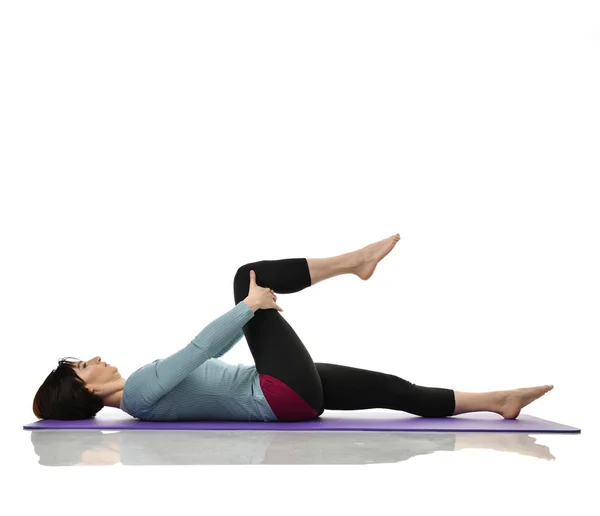 Mutter beim Training nach der Geburt. weibliche Fitness Stretching von Händen und Beinen im Fitnessstudio Workout-Übungen — Stockfoto