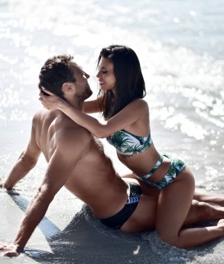 Denizde birlikte sarılma öpüşme mutlu çift. Romantik tatil, balayı aşk