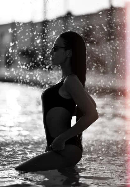 Sexy vrouw in populaire moderne zonnebril in badpak bikini ontspannen in het zwembad — Stockfoto