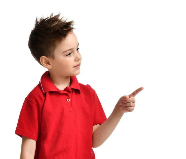 Jongen jongen in rode polo t-shirt één wijsvinger op de hoek geïsoleerd op wit — Stockfoto