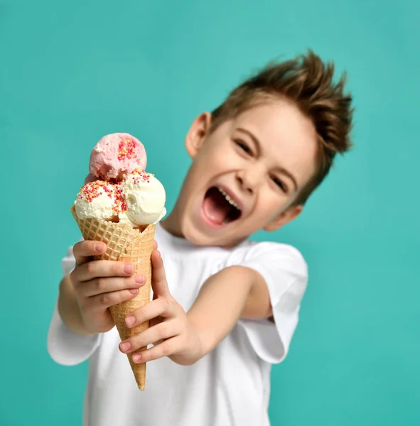 Menino Menino Segurar Sorvete Baunilha Morango Waffles Cone Feliz Sorrindo — Fotografia de Stock