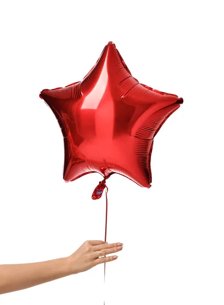 Vrouw hand geven één grote rode ster latex ballon voor de partij van de kindverjaardag geïsoleerd op een witte — Stockfoto