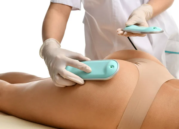 Mujer recibiendo terapia anti-celulitis y anti-grasa en sus nalgas apretadas en el salón de belleza. Cuidado corporal. Cavitación por ultrasonido —  Fotos de Stock