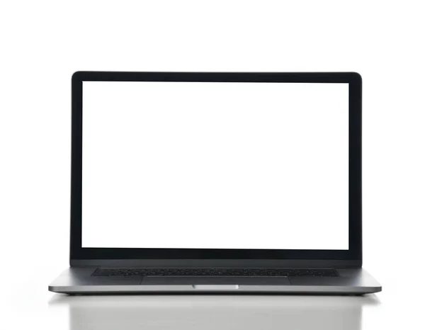 Yeni dizüstü bilgisayar göstermek klavye ve beyaz izole boş beyaz ekran ile — Stok fotoğraf