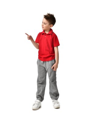 Genç vücut çocuk çocuk kırmızı polo t-shirt ayakta beyaz izole köşesinde bir parmak işaret tam