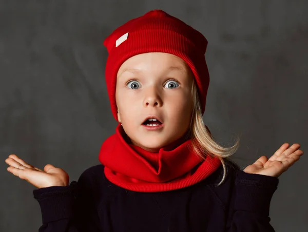 Niña Pequeña Niña Posando Sombrero Rojo Bufanda Sorprendida Gritando Sobre —  Fotos de Stock