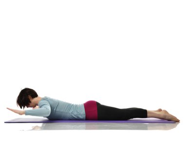 Kadın Doğum sonrası egzersiz yaparken egzersiz. Kadın uzanan eller bacaklar karın egzersizleri içinde jimnastik salonu iş dışarı 