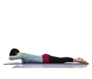 Kadın Doğum sonrası egzersiz yaparken egzersiz. Kadın uzanan eller bacaklar karın egzersizleri içinde jimnastik salonu iş dışarı 