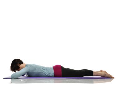 Kadın Doğum sonrası egzersiz yaparken egzersiz. Kadın uzanan eller bacaklar karın egzersizleri içinde jimnastik salonu iş dışarı 