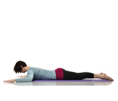 Kadın Doğum sonrası egzersiz yaparken egzersiz. Kadın uzanan eller bacaklar karın egzersizleri içinde jimnastik salonu iş dışarı 