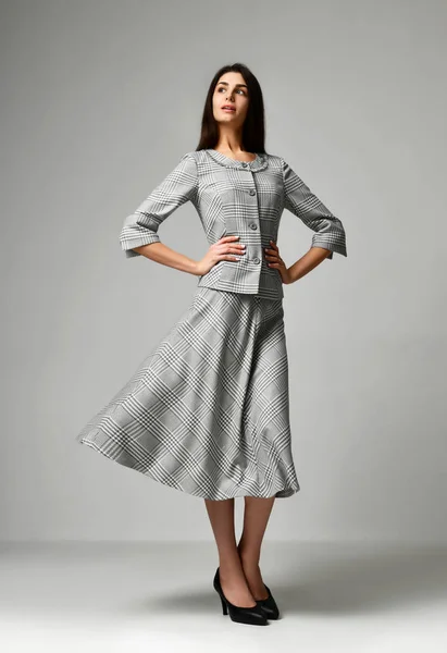 Hermosa mujer posando en nuevo vestido de oficina casual gris sobre fondo gris — Foto de Stock