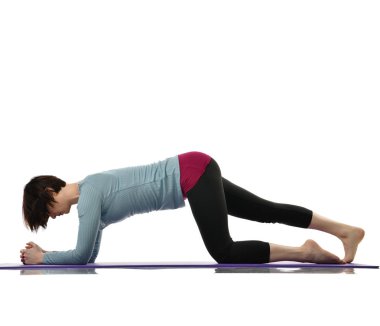 Karın bar egzersiz jimnastik salonu iş izole üzerinde beyaz bacaklarını germe yapmak için kadın fitness eğitmeni eller 