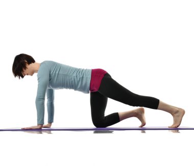 Karın bar egzersiz jimnastik salonu iş izole üzerinde beyaz bacaklarını germe yapmak için kadın fitness eğitmeni eller 