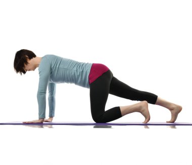 Karın bar egzersiz jimnastik salonu iş izole üzerinde beyaz bacaklarını germe yapmak için kadın fitness eğitmeni eller 