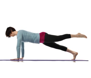 Karın bar egzersiz jimnastik salonu iş izole üzerinde beyaz bacaklarını germe yapmak için kadın fitness eğitmeni eller 