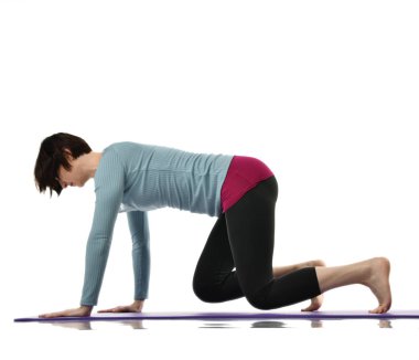 Karın bar egzersiz jimnastik salonu iş izole üzerinde beyaz bacaklarını germe yapmak için kadın fitness eğitmeni eller 