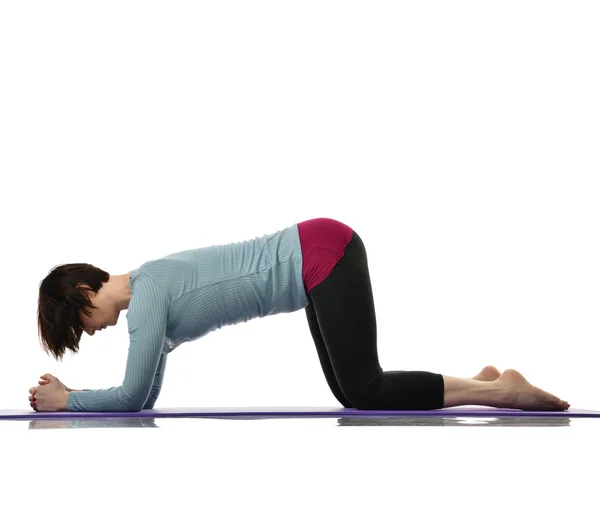 Istruttore di fitness femminile che fa stretching per le mani gambe addominali esercizio bar in palestra lavorare isolato su bianco — Foto Stock