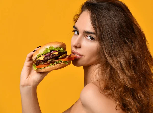 Mujer mantenga grande barbacoa hamburguesa sándwich con boca hambrienta feliz gritando riendo sobre fondo amarillo — Foto de Stock