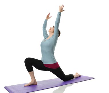 Karın bar egzersiz jimnastik salonu iş izole üzerinde beyaz bacaklarını germe yapmak için kadın fitness eğitmeni eller 