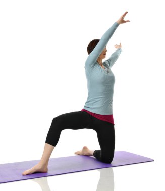 Karın bar egzersiz jimnastik salonu iş izole üzerinde beyaz bacaklarını germe yapmak için kadın fitness eğitmeni eller 