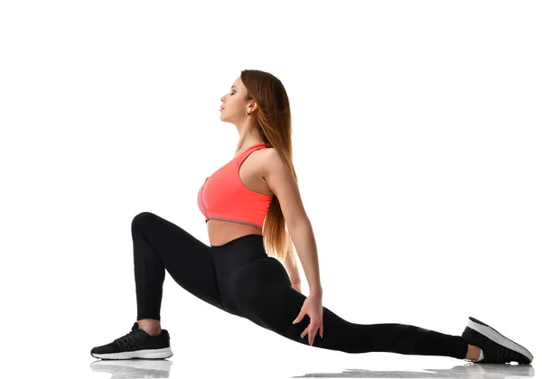 Junge Sportlerin turnt Stretching Fitness-Training isoliert auf einem weißen — Stockfoto