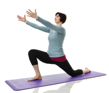 Karın bar egzersiz jimnastik salonu iş izole üzerinde beyaz bacaklarını germe yapmak için kadın fitness eğitmeni eller 