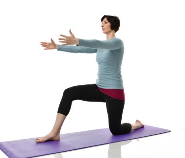 Karın bar egzersiz jimnastik salonu iş izole üzerinde beyaz bacaklarını germe yapmak için kadın fitness eğitmeni eller 