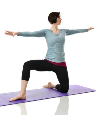 Karın bar egzersiz jimnastik salonu iş izole üzerinde beyaz bacaklarını germe yapmak için kadın fitness eğitmeni eller 