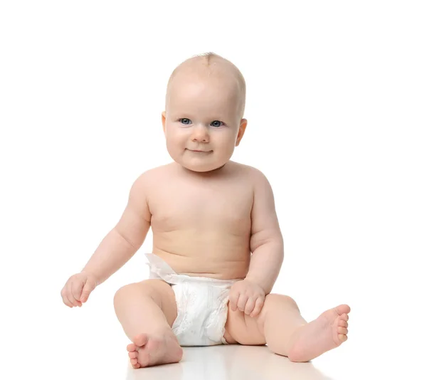 8 månad spädbarn barn baby flicka småbarn sitter på golvet i blöja isolerad på en vit — Stockfoto