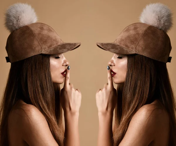 妇女在冬天帽子帽双组成与相当 tss 标志在温暖 — 图库照片