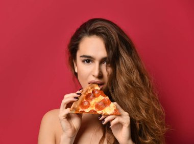 Genç güzel kadın kapalı gözler üzerinde kırmızı pembe gülümseyen ile dilim biberli pizza yemek