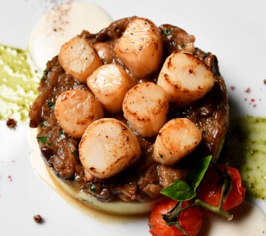 Limon tereyağı baharatlı sos püresi patates ve domates ile ızgara tarak ile plaka