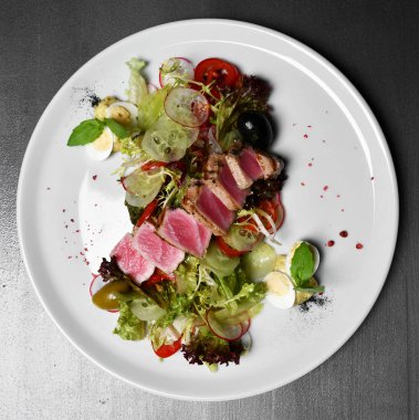 Üstten görünüm nadir kurutulmuş Ahi tuna dilim taze sebze salatası ile yakından