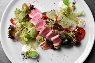Üstten görünüm nadir kurutulmuş Ahi tuna dilim taze sebze salatası ile yakından