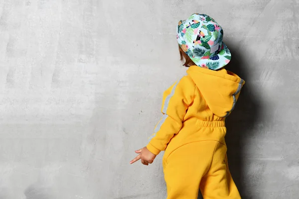 Bambino neonato bambina bimba in costume giallo su parete grigia — Foto Stock