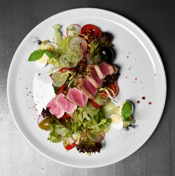 Üstten görünüm nadir kurutulmuş Ahi tuna dilim taze sebze salatası ile yakından