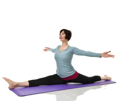 Karın bar egzersiz jimnastik salonu iş izole üzerinde beyaz bacaklarını germe yapmak için kadın fitness eğitmeni eller 