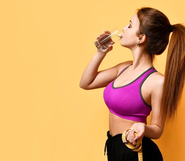 Bonito esportes mulher segurar fita métrica e beber água perda de peso conceito de vida — Fotografia de Stock