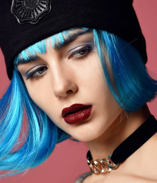 Wanita muda gaya grunge dengan rambut wig biru dalam choker rantai emas di leher dan topi hitam — Stok Foto