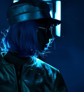 sokak tarzı moda kış konsepti pembe neon ışık altın şapka kap ve yuvarlak güneş gözlüğü takan kadın