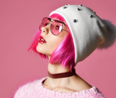 Açık modern güneş gözlüğü ve beyaz şapka pembe saçlı Genç grunge tarzı kadın moda sanat fotoğrafı 