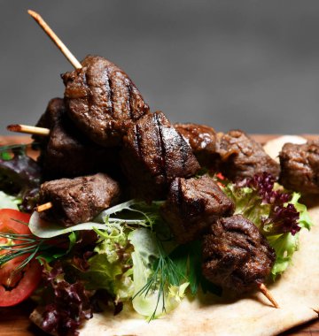 Lezzetli Barbekü sığır eti taze sebze ile ahşap plaka üzerinde şaşlık ve Sigara Buhar