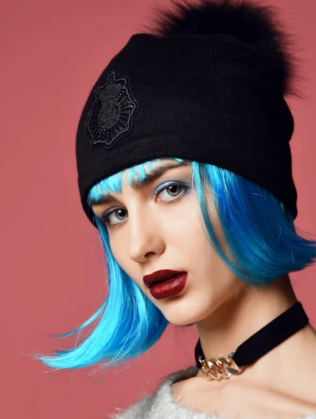 Mujer de estilo grunge joven con pelo de peluca azul en gargantilla de cadena de oro en el cuello y sombrero negro — Foto de Stock