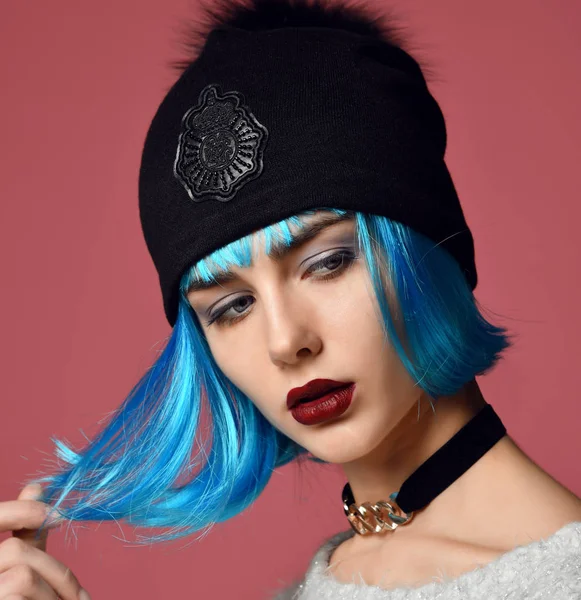 Wanita muda gaya grunge dengan rambut wig biru dalam choker rantai emas di leher dan topi hitam — Stok Foto