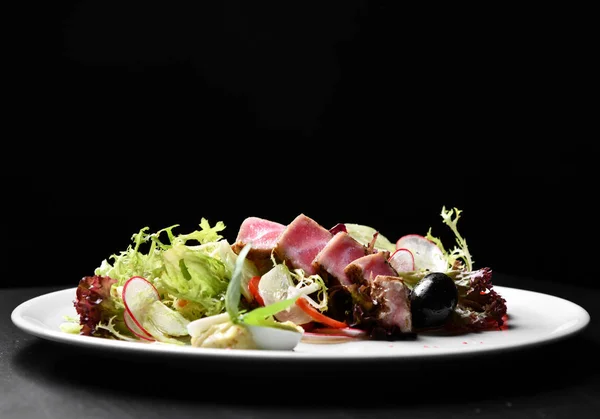 黒い背景に新鮮な野菜のサラダと珍しいたたきマグロ マグロ スライスのクローズ アップ — ストック写真