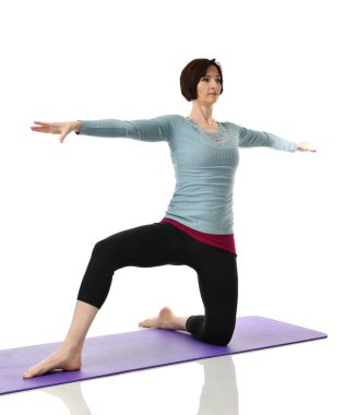 Karın bar egzersiz jimnastik salonu iş izole üzerinde beyaz bacaklarını germe yapmak için kadın fitness eğitmeni eller 